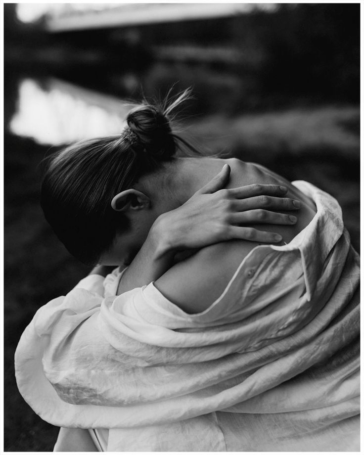 Mujer abrazándose y reflexionando